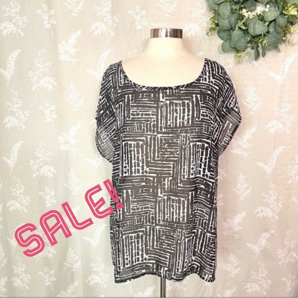 3/$22🩶 Torrid Black White Abstract Chiffon Peep Back Top Blouse Shirt